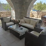Mani Charabos *