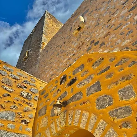 Mani Charabos *