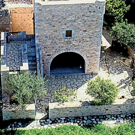 Mani Charabos Nyaraló *