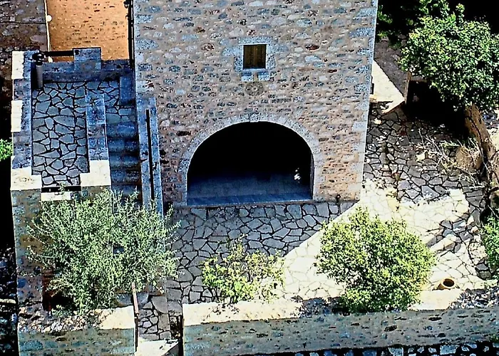 Mani Charabos Nyaraló *